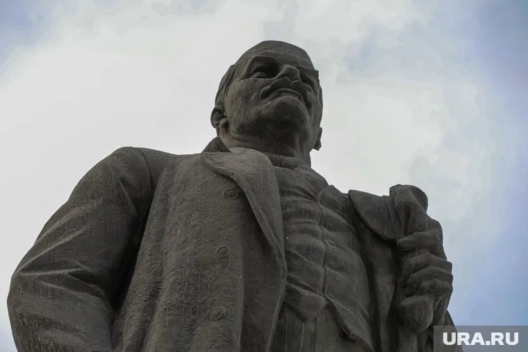 Сейчас фигуру Владимира Ленина задрапировали материей (фото из архива)