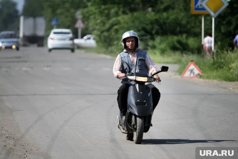 Скутер не уступил дорогу автомобилю (архивное фото)