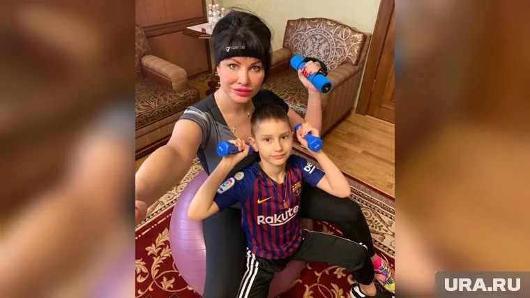 Ирина Текслер с сыном Михаилом во время самоизоляции начинают день с зарядки