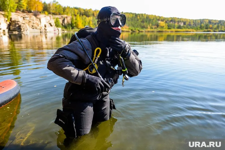 Тело мужчины из воды достали водолазы