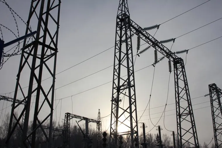 Во время подготовки к зиме специалисты заменили свыше 1,9 тысяч опор линий электропередачи