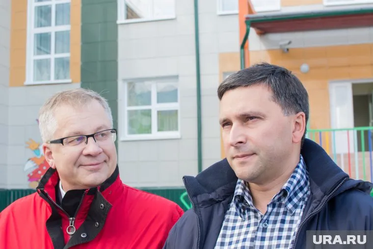 Окружные власти поддерживают Андрея Кугаевского (слева) в желании снова стать главой района