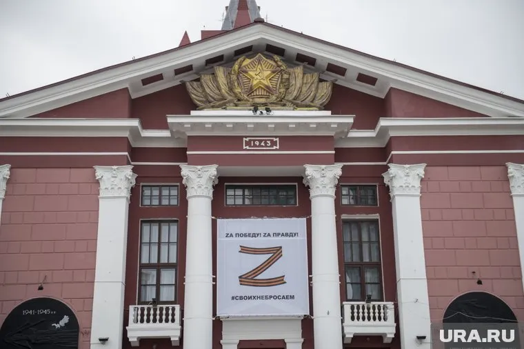 Демонтаж баннера с буквой Z, размещенный на фасаде Дома офицеров в Перми, не планируется