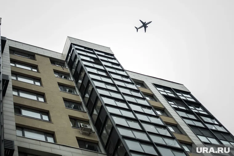 Именитого бойца сопрововждает его команда