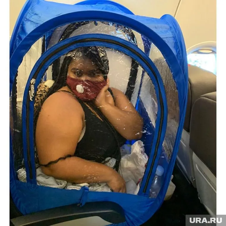 Пассажирка разбила палатку прямо на борту с целью самоизолироваться