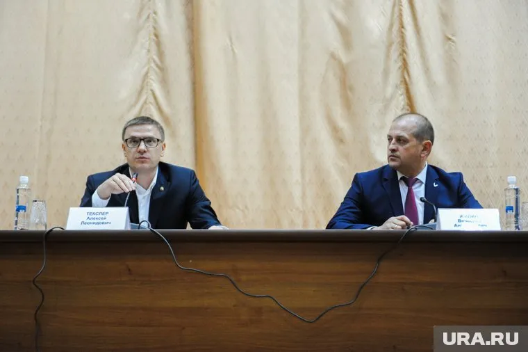 Вячеслав Жилин (справа) проиграл в противостоянии с Алексеем Текслером (слева)
