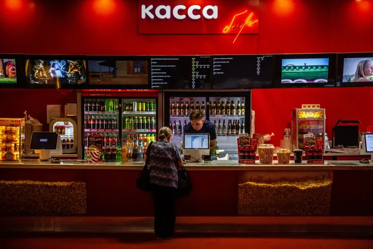 Улица Толмачева и кинотеатр "Салют". Екатеринбург