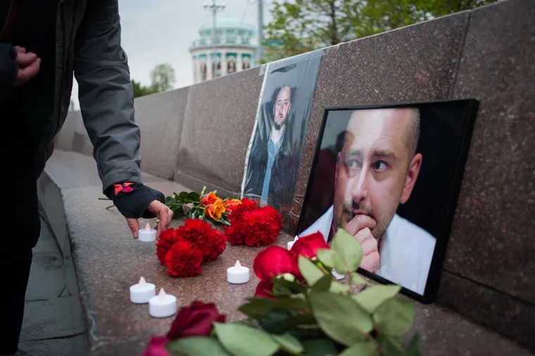Акция памяти Аркадия Бабченко на площади Труда (необработанные). Екатеринбург