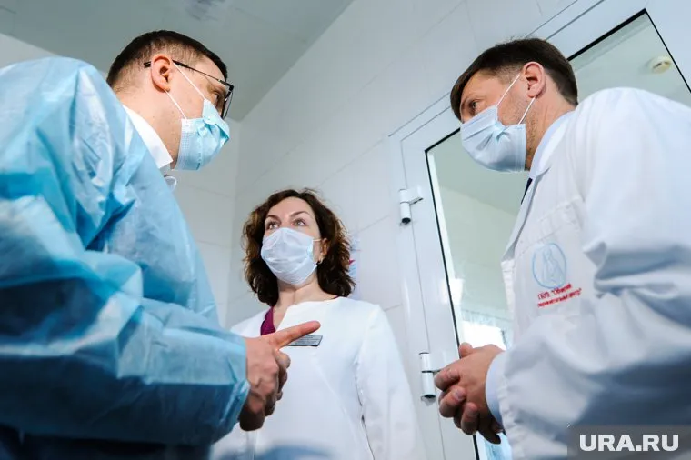 Алексей Текслер (слева) рассказал, как себя чувствует его пресс-секретарь Сергей Зюсь