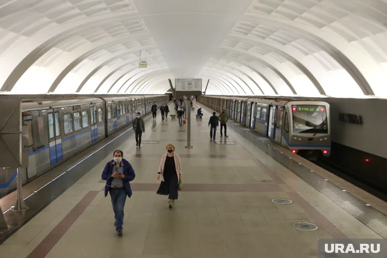 Толкнувшая девочку на пути в московском метро пенсионерка не признала вину