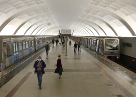 Пенсионерка, толкнувшая девочку в московском метро, отказывается признавать вину