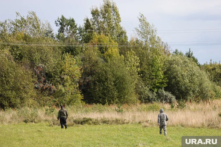 Молодой человек был одет в черную куртку, кофту, джинсы