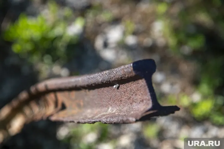 Из-за взрыва локомотив сошел с пути