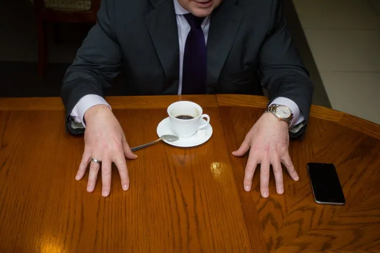 Интервью с вице-губернатором ХМАО Николаем Милькис. Сургут, чашка кофе, руки чиновника