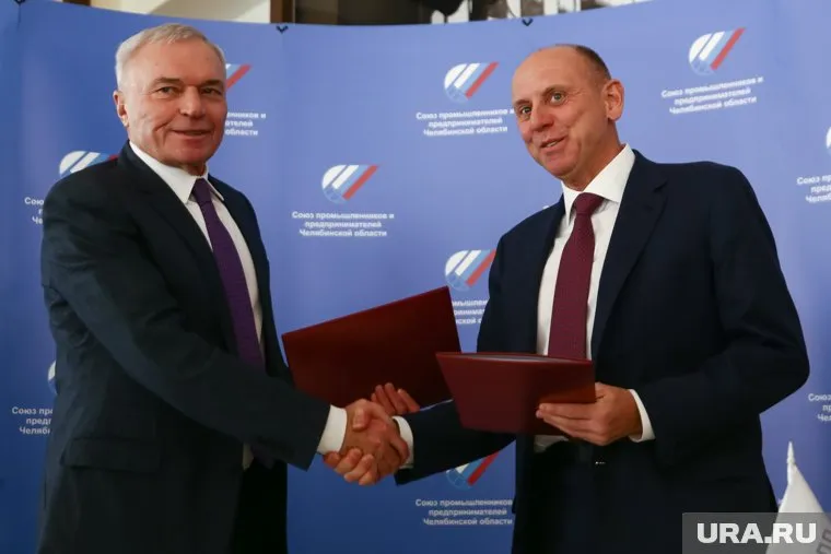 Подписи под документом поставили Виктор Рашников (слева) и Дмитрий Пумпянский (справа)