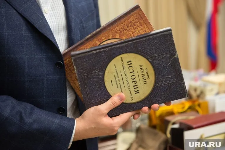 Прямого запрета на покупку книг Бориса Акунина нет