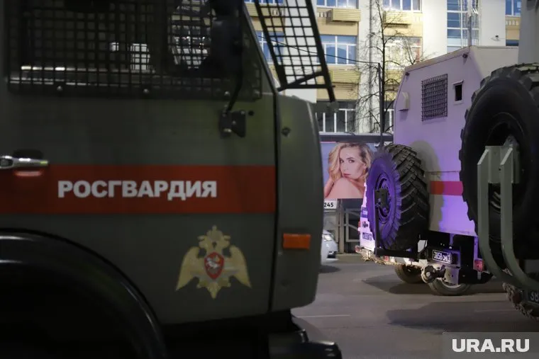 В аэропорту очевидцы заметили автомобили ведомства