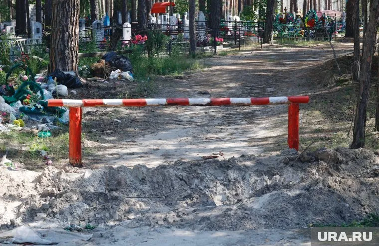 На незаконное кладбище под Курганом не проехать из-за траншей и ограждений