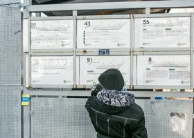 В Тюмени на остановки вернули бумажные расписания из-за проблем с интернетом 