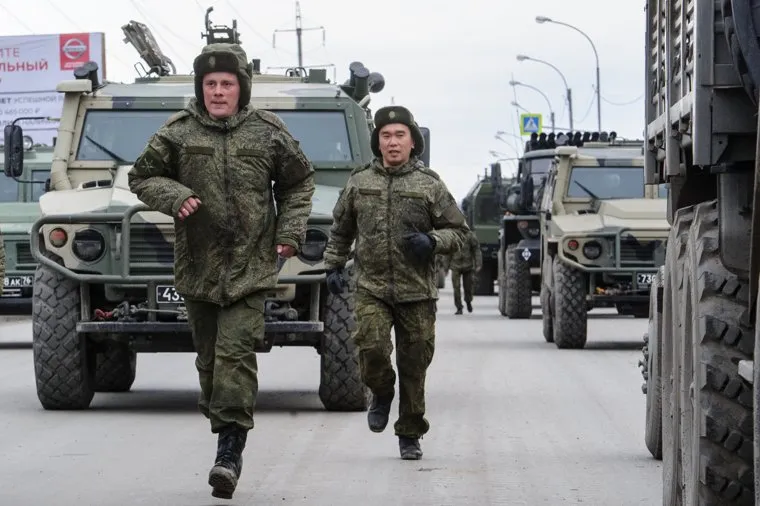 Репетиция парада Победы. Екатеринбург, танкисты, солдаты, армия россии, спешка, бег, тревога