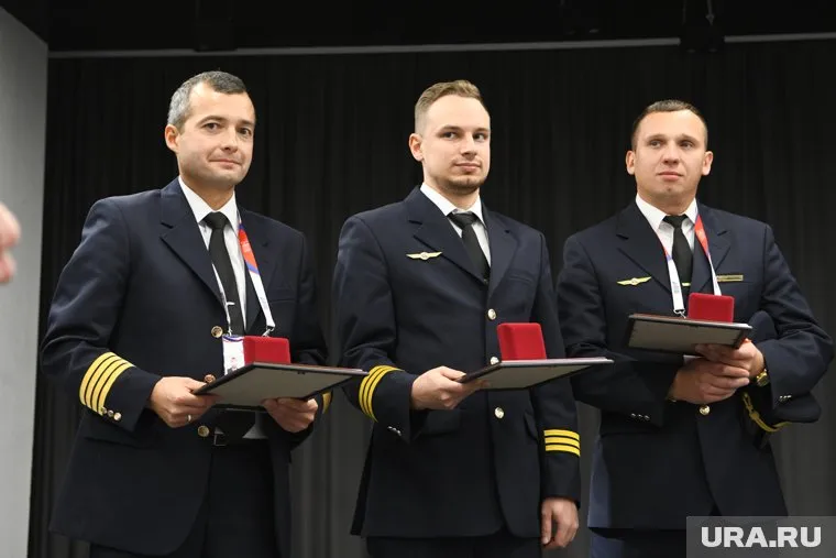 Уральские олигархи подарили квартиры экипажу, спасшему самолет от катастрофы в Подмосковье