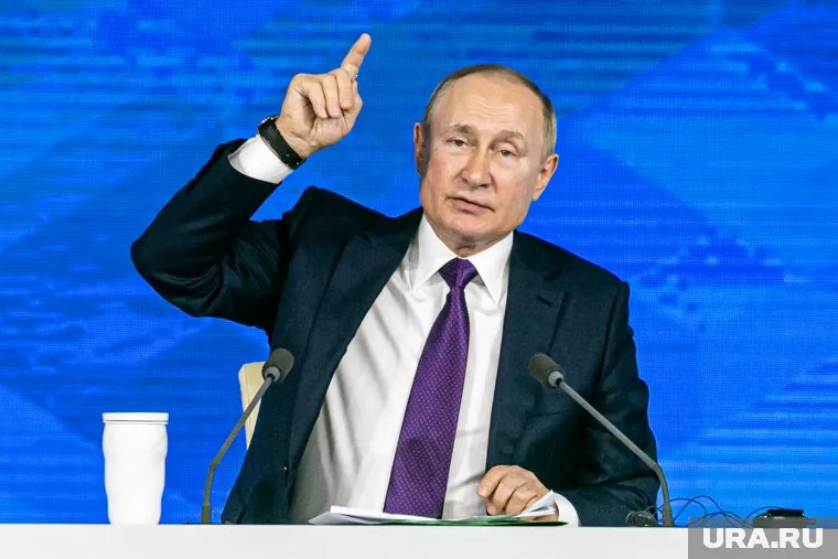 Россия не проиграла от введения западных санкций, убедился на встрече с главой ФНС президент РФ Владимир Путин