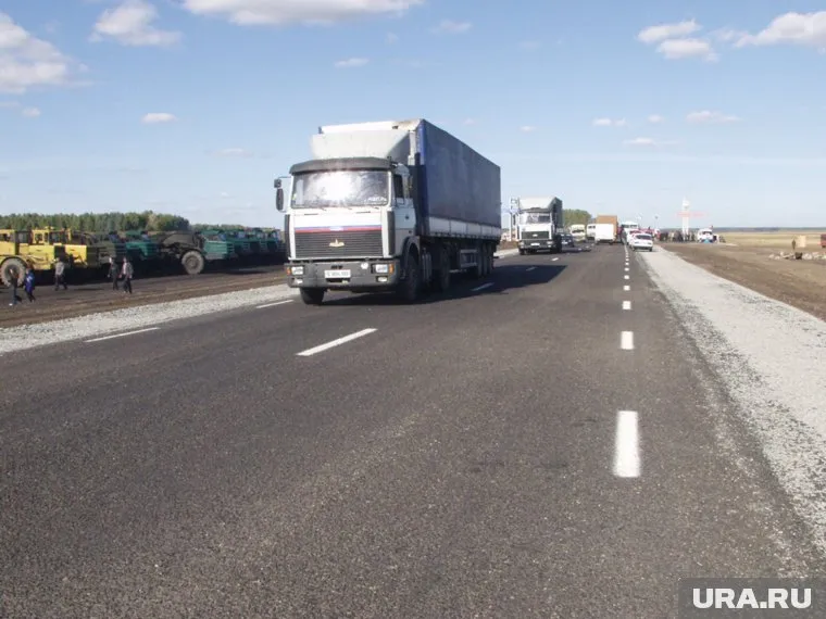 Большегрузам запретили проезд из-за жары, чтобы сохранить дорожное покрытие