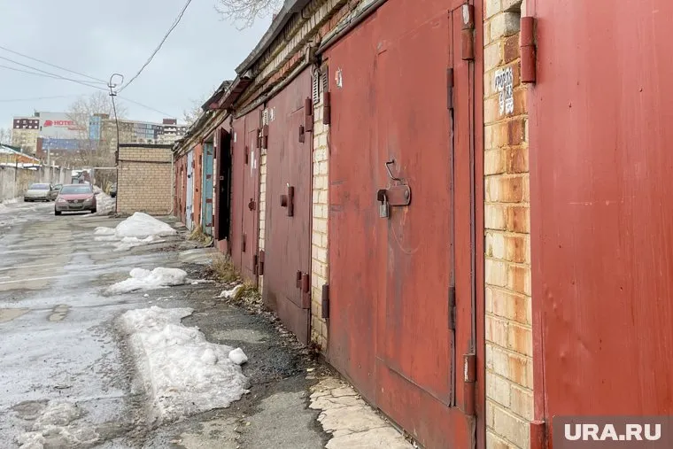 Для выращивания конопли в гараже подозреваемые установили вентиляцию и освещение