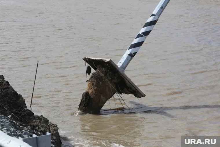 Путь к селу теперь отрезан водой (фото из архива)