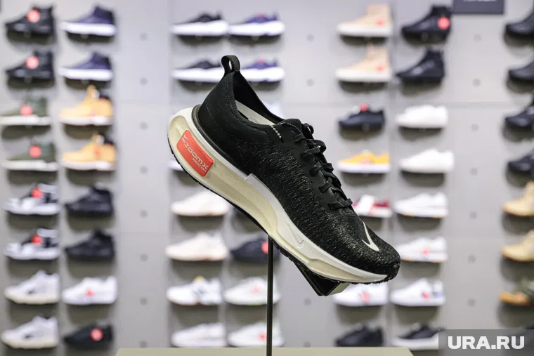 Около 1300 пар кроссовок Nike и Adidas в городах России оказались поддельными