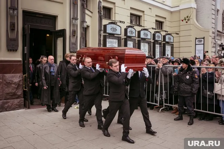 С артистом прощались несколько часов