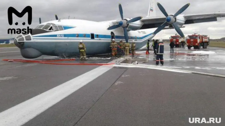 Военный пилот идеально посадил самолет без шасси