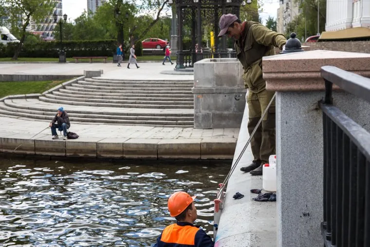 Набережную реки Исеть перекрашивают в серый цвет. Екатеринбург