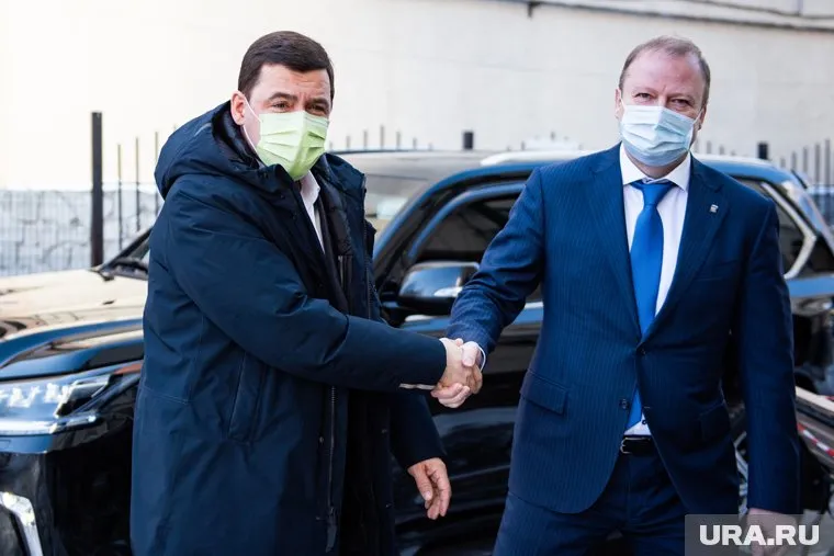 Возле здания исполкома губернатора встретил лидер свердловских единороссов Виктор Шептий