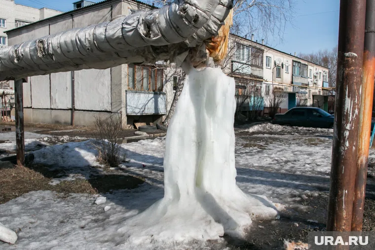 Вода замерзла в магистральном трубопроводе (архивное фото) 