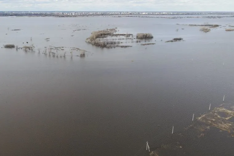 Затопленный из-за паводка микрорайон Тополя в Кургане. Курган
