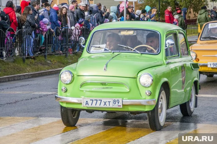 Кобылкин и Кононенко возглавили парад парад ретроавто на "Запорожце"