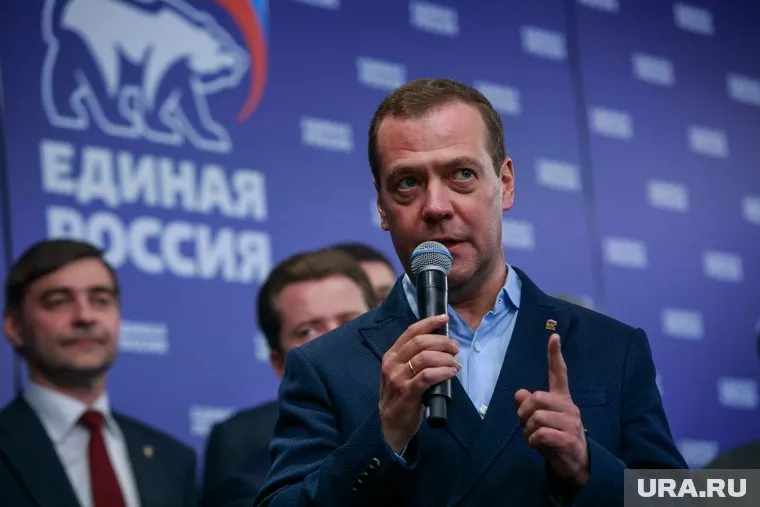 Медведев вспомнил случай с «окриком из американского посольства»