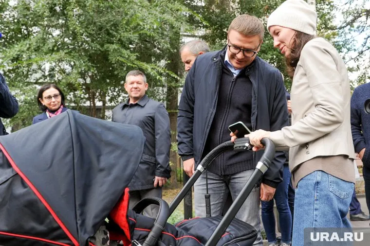 Алексей Текслер пообещал жителям ЧМЗ продолжить обновление общественных пространств (фото из архива)