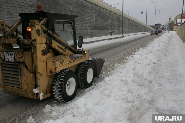 На нескольких улицах города работает спецтехника по уборке снега