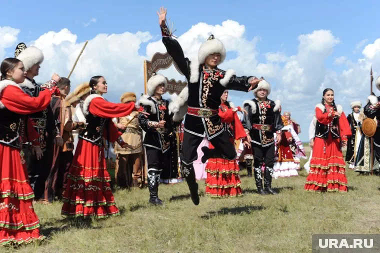 Массовые мероприятия отменяют, чтобы избежать скопления людей