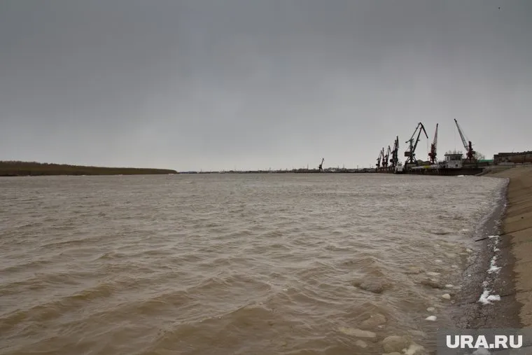 Югорчанин спас тонущую девочку, а вот ее брата ищут спасатели