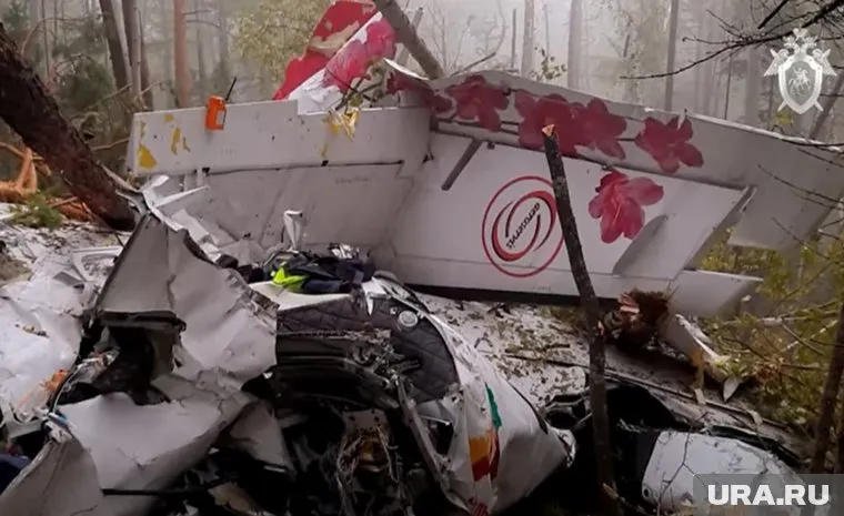 На месте крушения самолета работают следователи