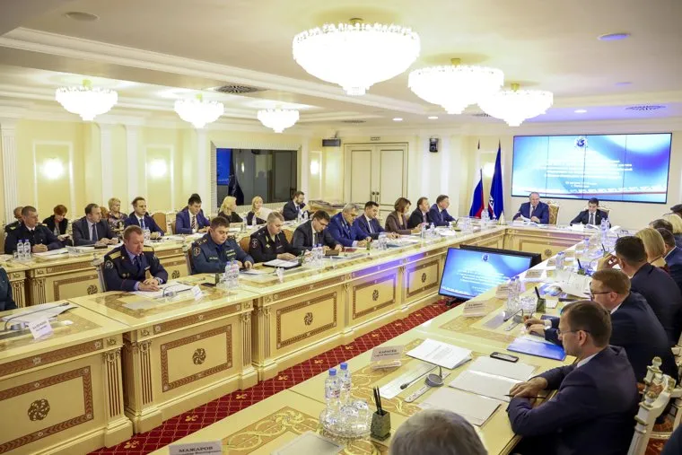 Совещание по реализации нацпроектов с участием Полномочного представителя Президента России в УРФО Николая Цуканова и губернатора ЯНАО Дмитрия Артюхова. Салехард