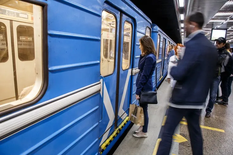 Екатеринбургский метрополитен. Екатеринбург, метро, метрополитен, прибытие поезда, геологическая станция, общественный транспорт, пассажир