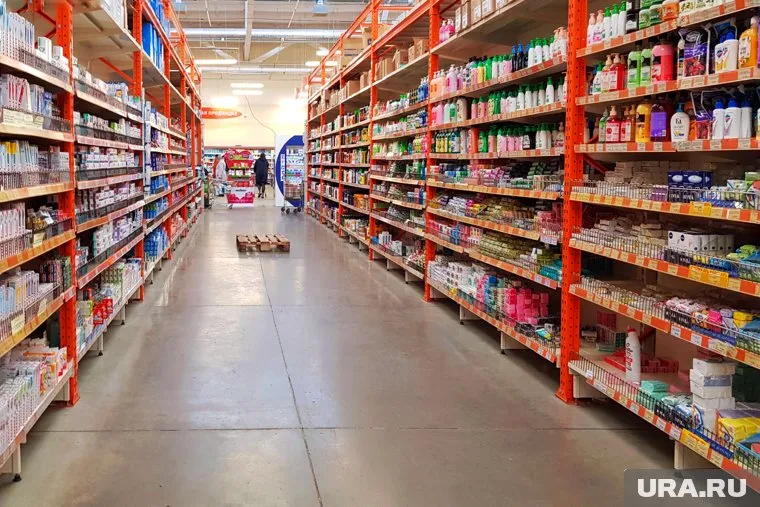 От подростка, претендующего на позицию работника торгового зала, ожидают умения работать с товаром, обслуживать покупателей и поддерживать порядок