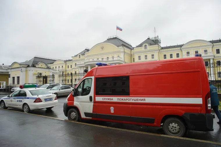 Угрозы минирования министерства образования СО, представительства ХМАО-ЯНАО и спасатели у полпредства по УрФО. Екатеринбург, полиция, пожарная служба, дпс, специальная рота
