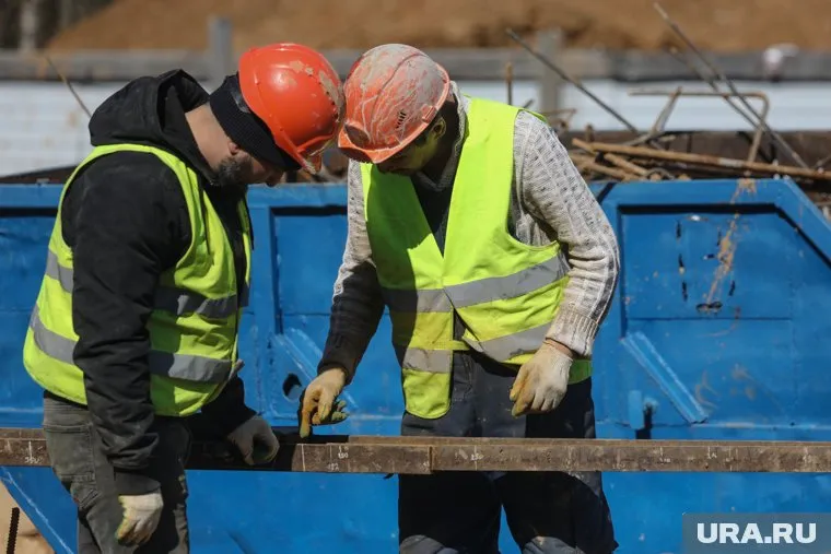 Рабочие выполняют отделку фасада Кванториума и благоустраивают территорию