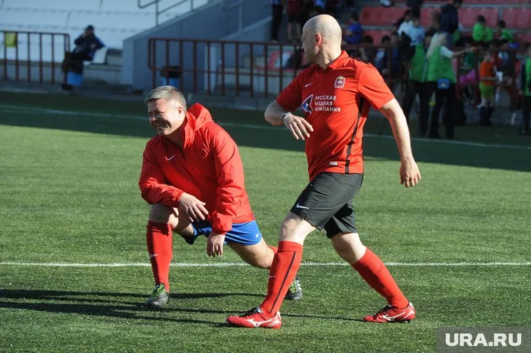 Спикер гордумы Станислав Мошаров (слева) и председатель облизбиркома Сергей Обертас вышли на футбольное поле