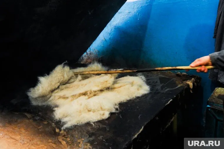 Бабушки берут натуральную шерсть и вкладывают в изделие душу